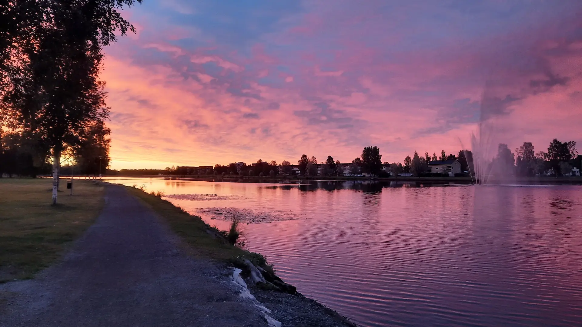 Stilla sjö i Boden insvept i morgondimma
