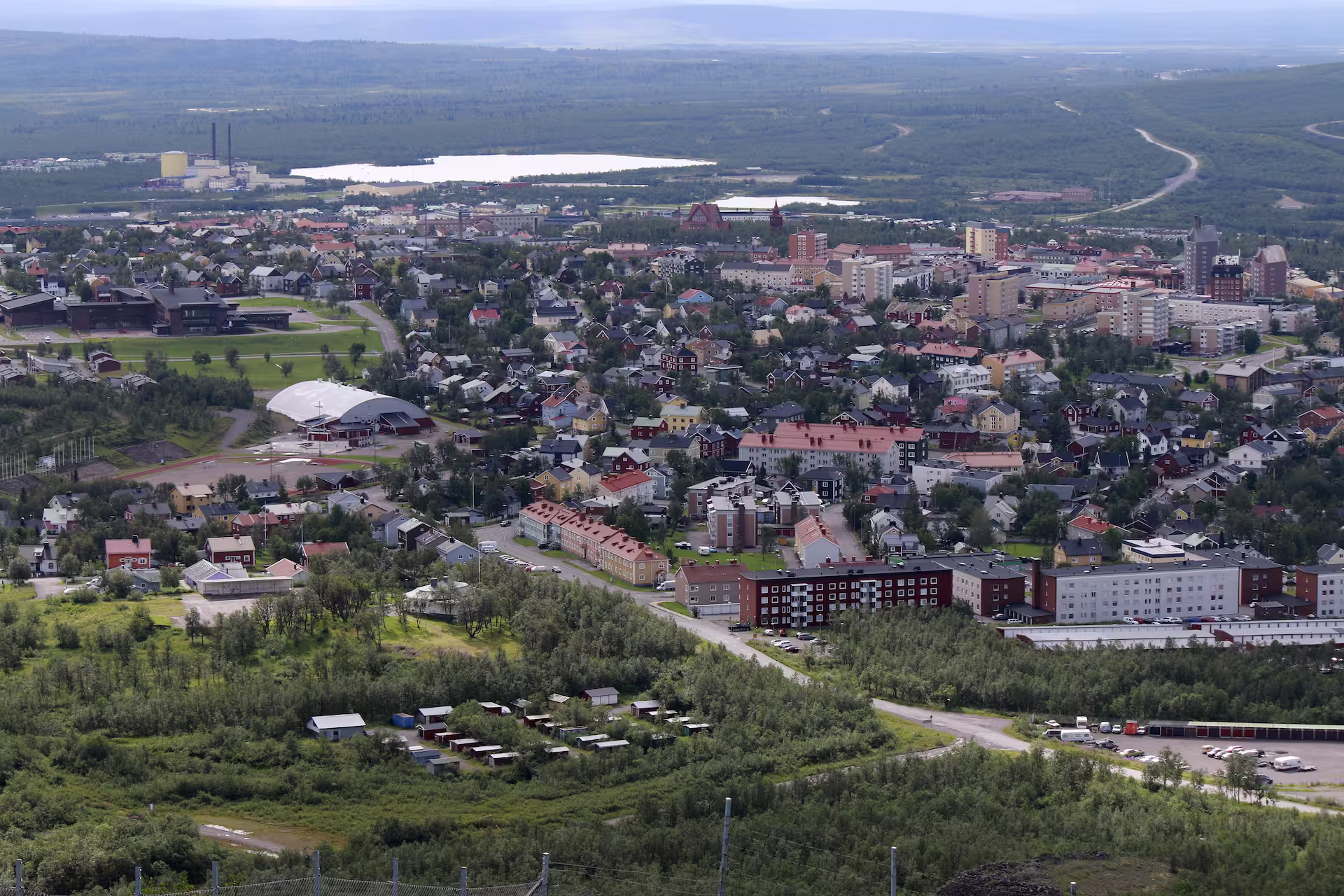 Vy ovanifrån över gamla Kiruna med stadens bebyggelse och omgivande natur