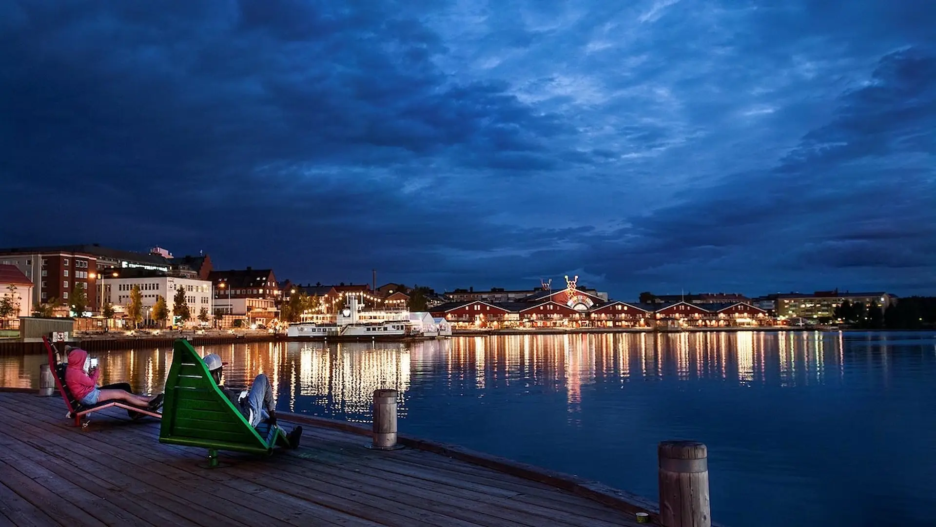 Norra hamnen i Luleå om kvällen med upplyst hamnpromenad